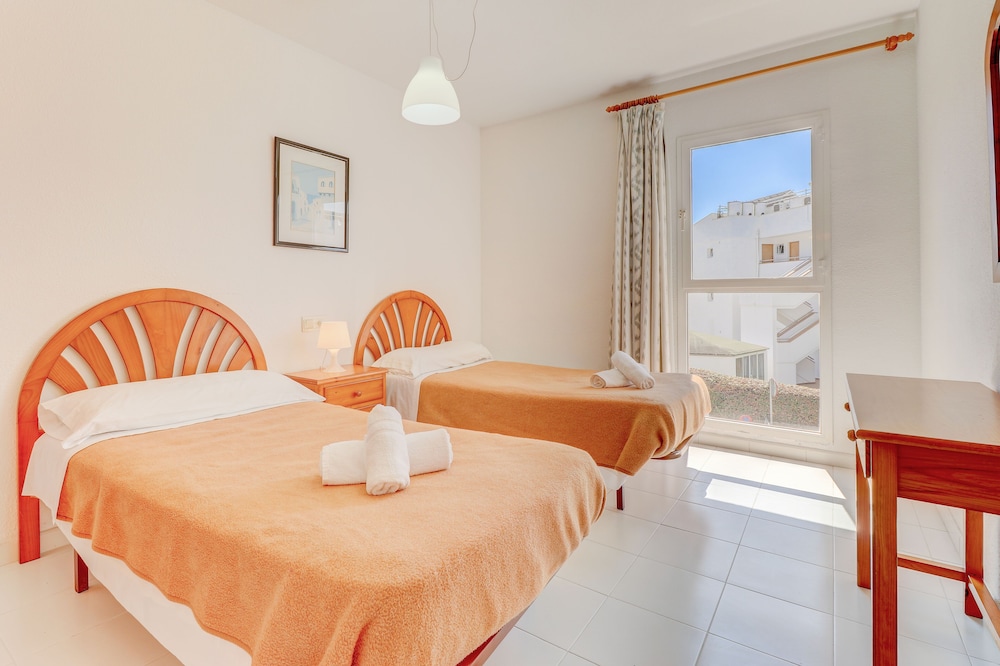 Llevant Apartamentos 33/37