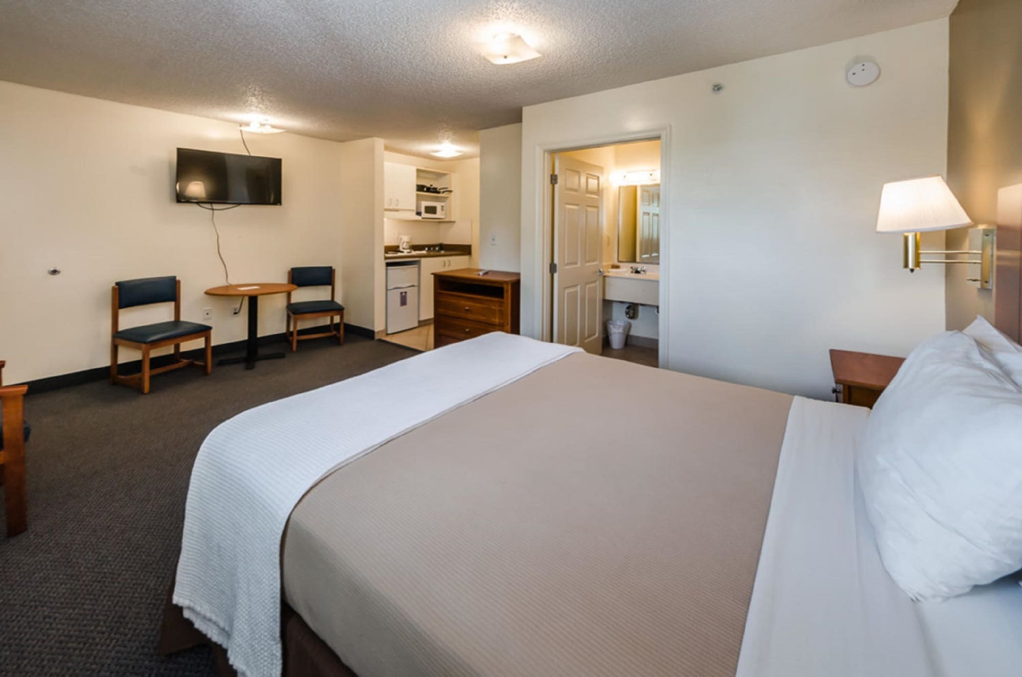 Upgrade, Queen Bed, Kitchen, Suburban Extended Stay Clearwater 3/5