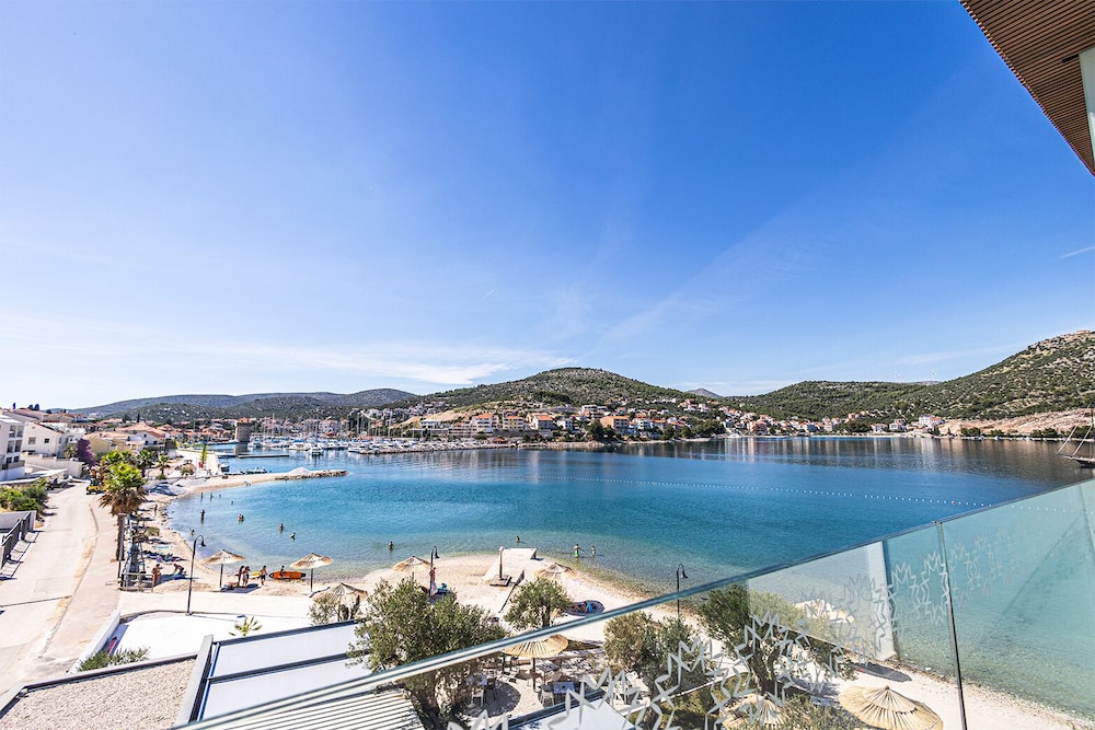 Marinus Beach Hotel 51/56