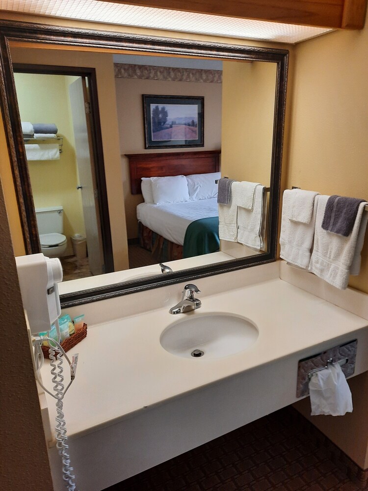 Horse Creek Inn - McCook 35/36