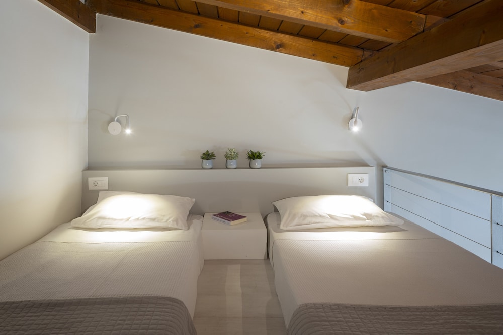 Maisonette, 4 Beds, Shared Pool
