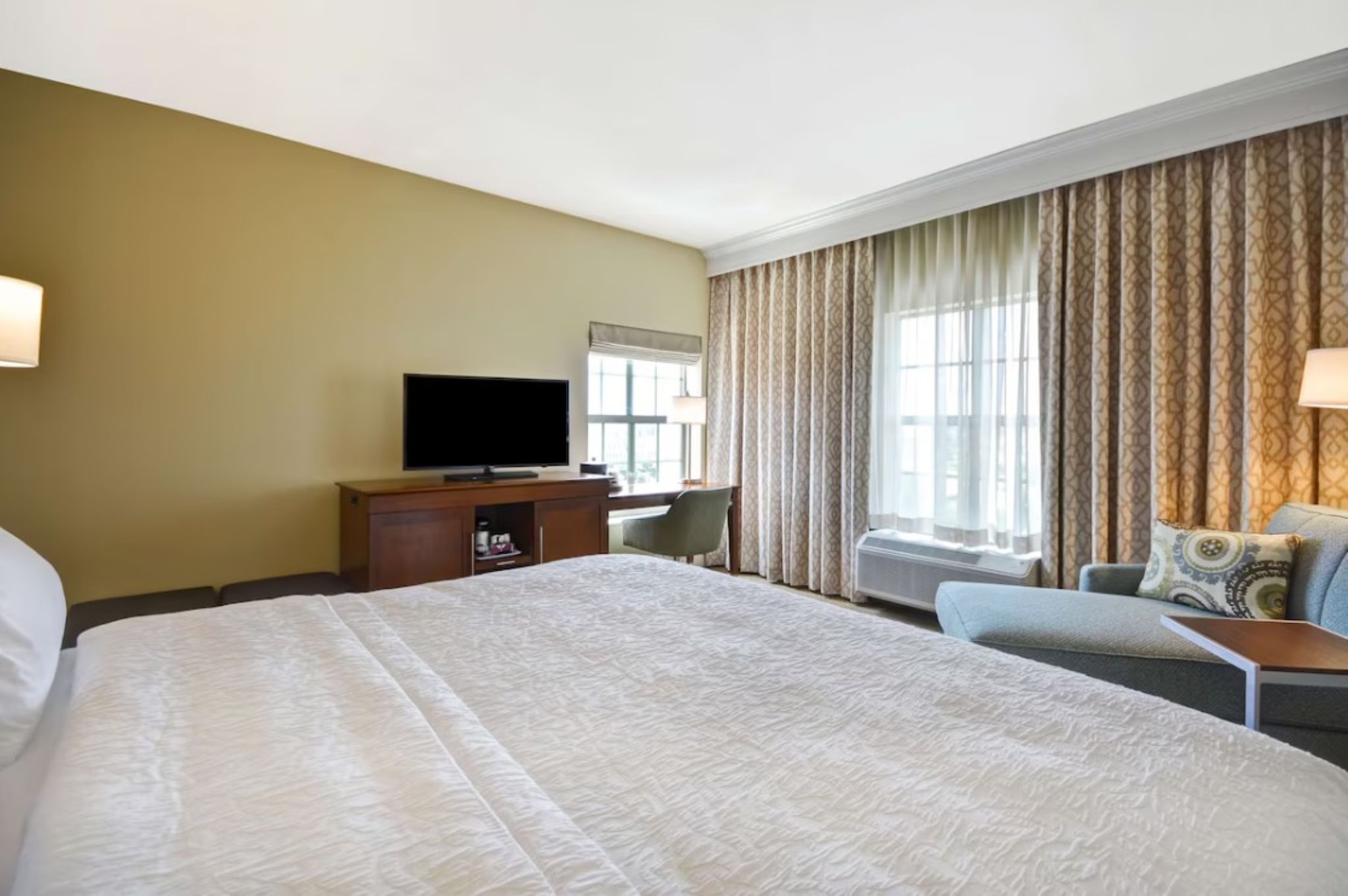 STUDIO, KING BED, SOFA, ACCESSIBLE