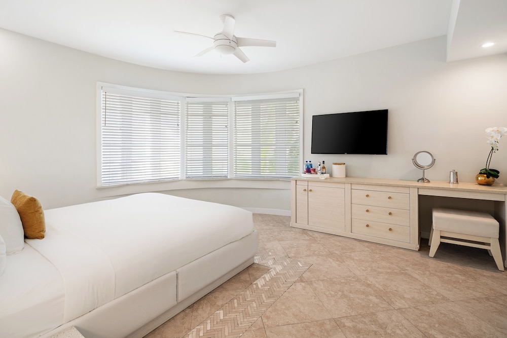 جناح بسرير كينج بإطلالة جزئية على البحر مع أريكة لذوي الإعاقة