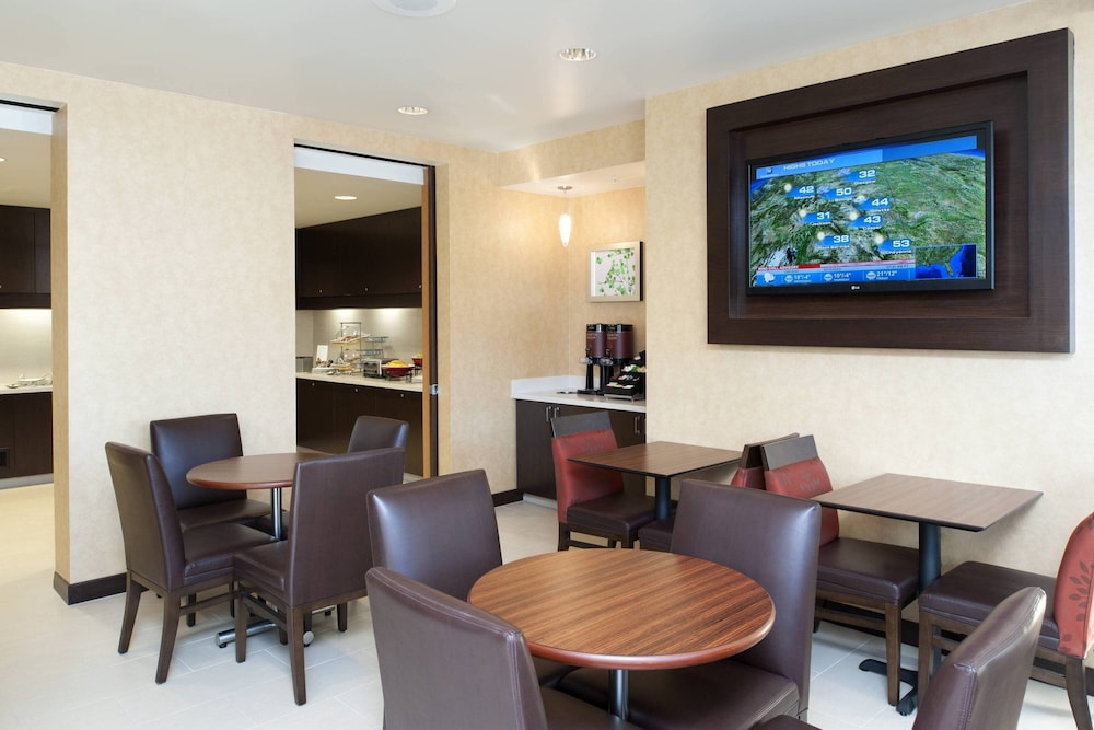 Residence Inn By Marriott Grand Rapids Airport 28/37