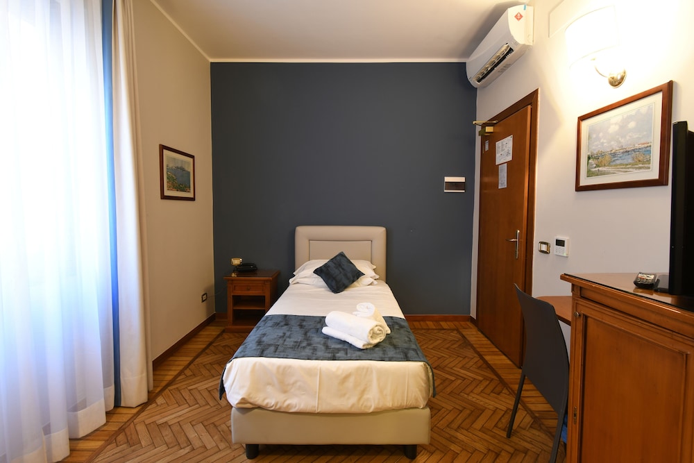 Hotel Cavour 8/58