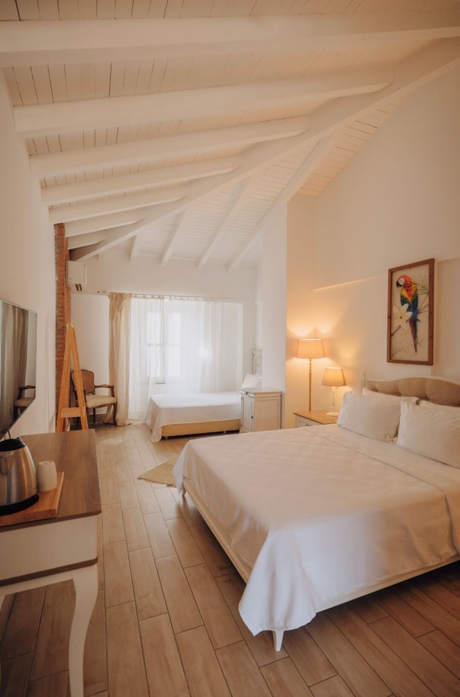 DELUXE, KING BED, BALCONY