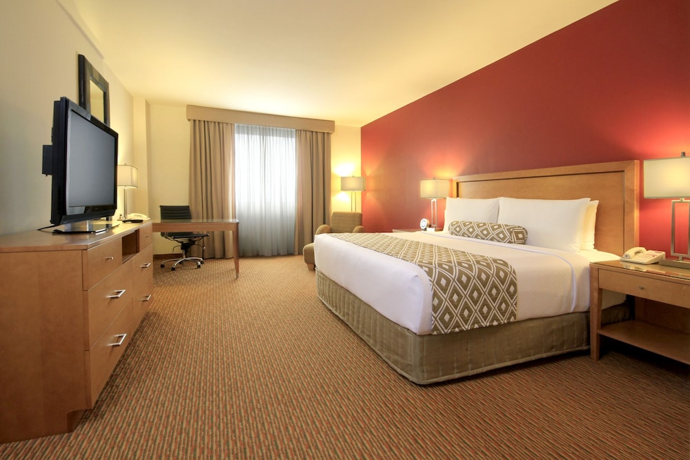 غرفة قياسية بسرير كينج مع دخول الصالة، CROWNE PLAZA MONTERREY AEROPUERTO 12/13