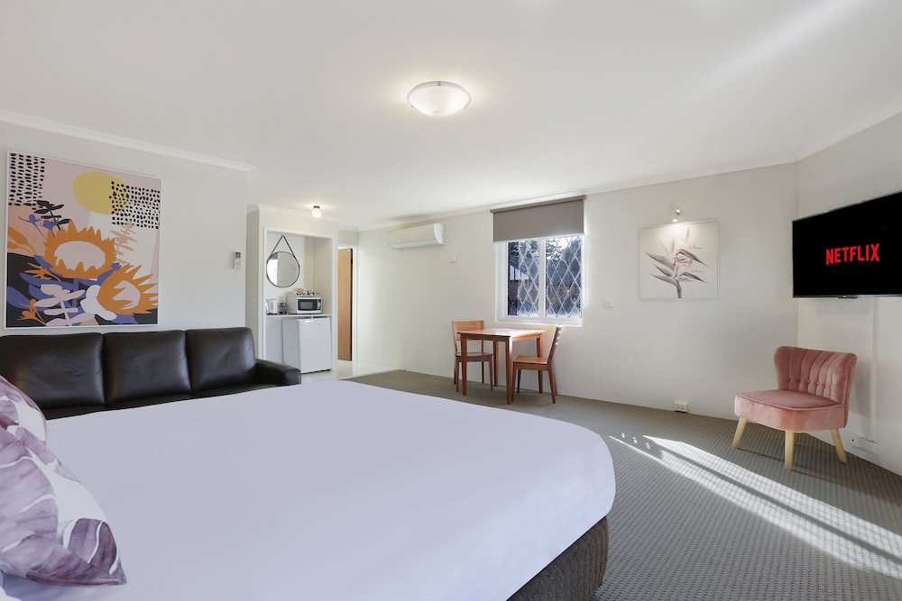 Tudor Motor Inn 25/33