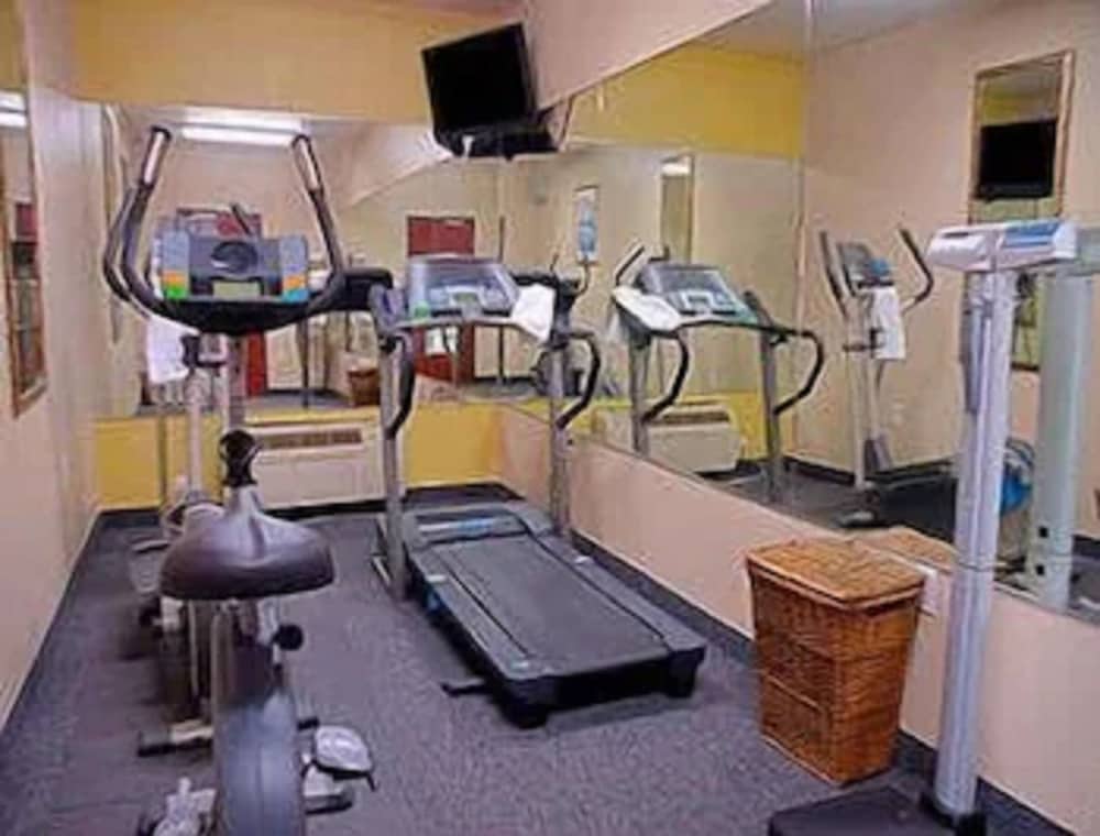 Super 8 by Wyndham Irving/DFW Apt/North 19/25