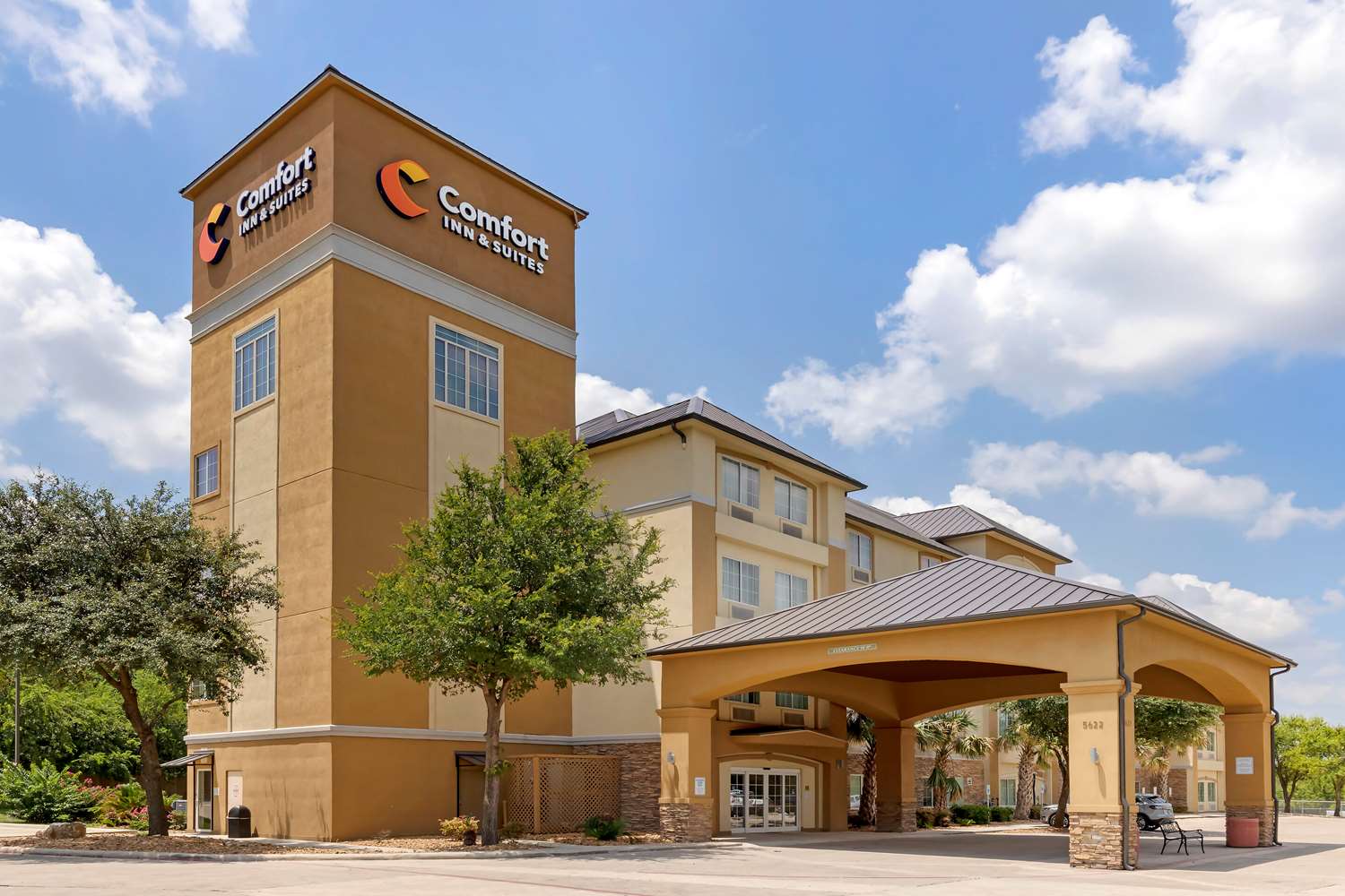 Comfort Inn & Suites Near Six Flags & Medical Center 3/36