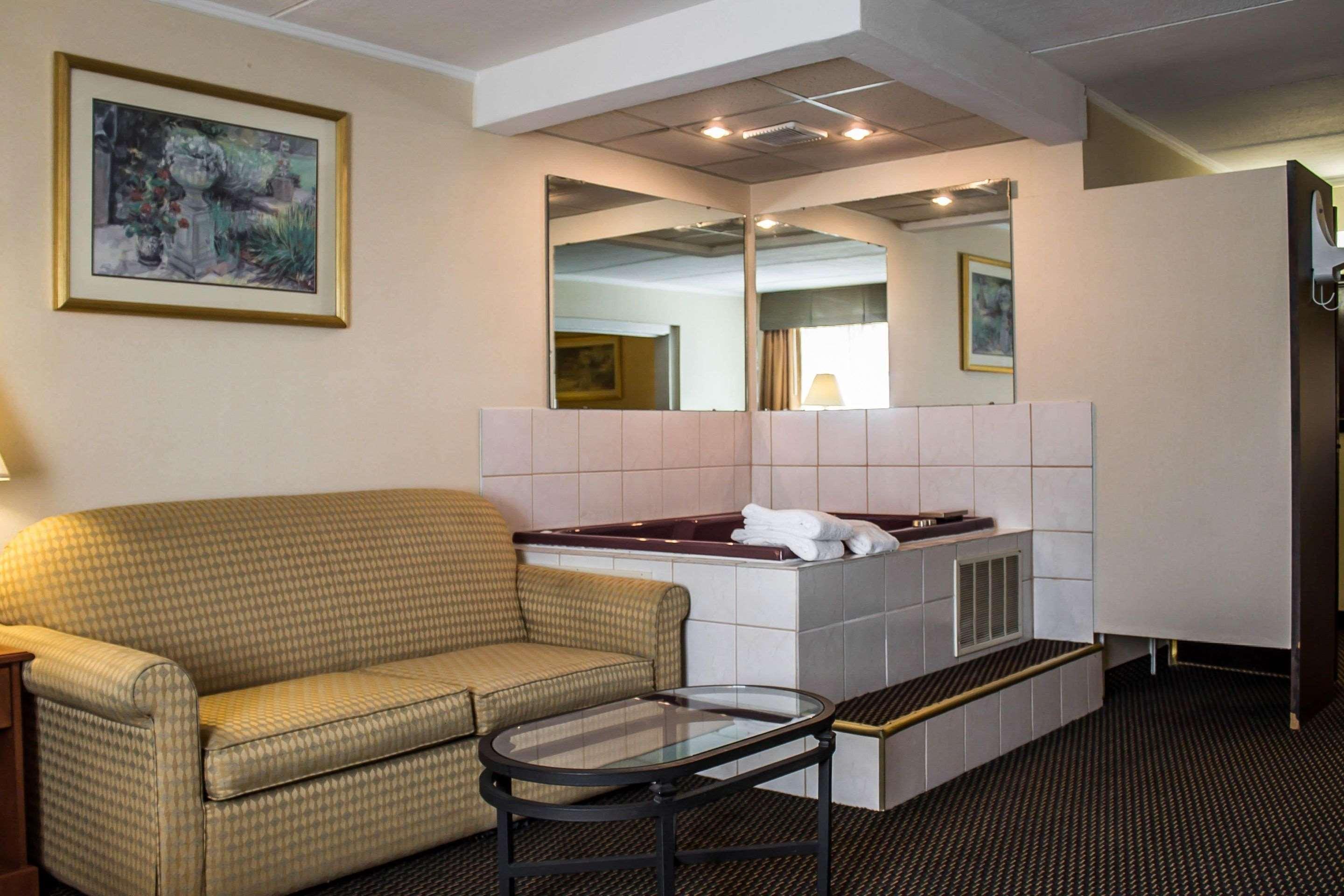 Rodeway Inn & Suites Youngstown 38/60