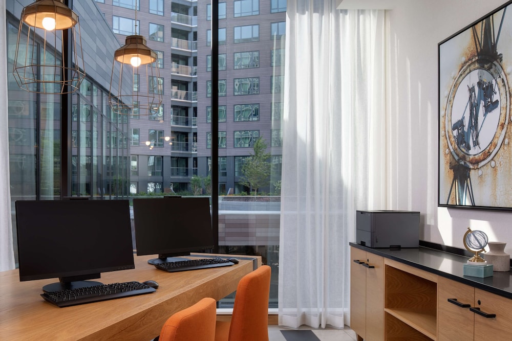 Hyatt Place Boston Seaport District 35/47