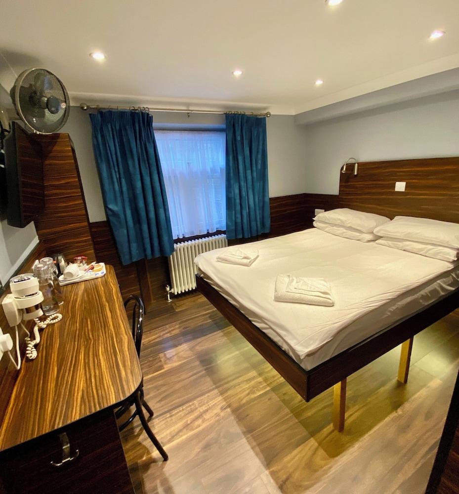 Crestfield Hotel 26/50