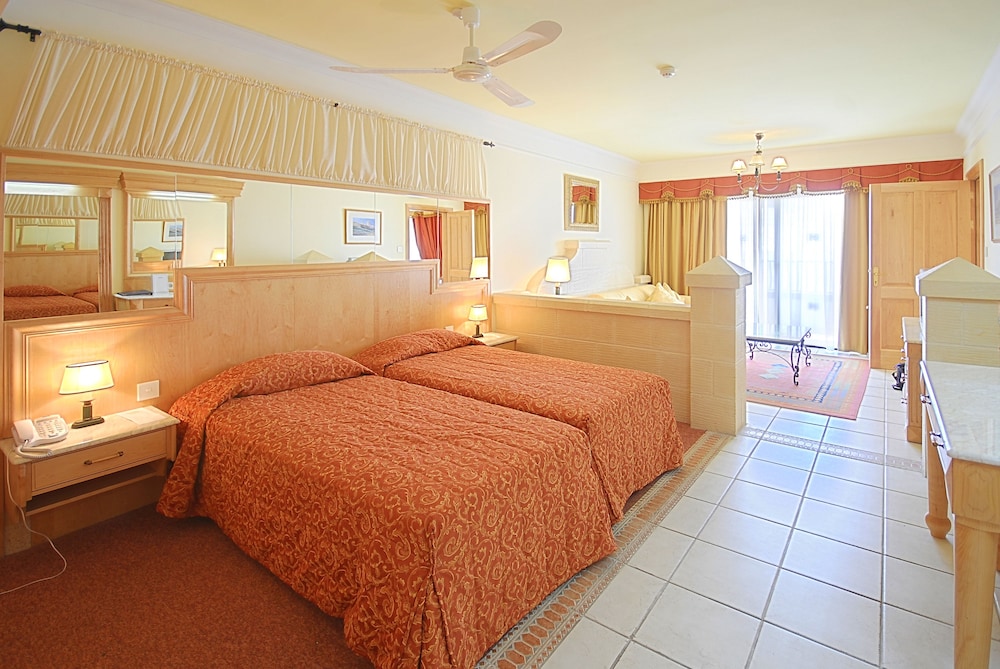Santana Hotel 37/77
