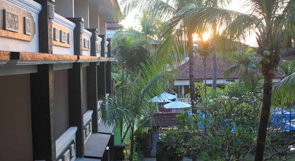 Bakungs Beach Hotel 35/38