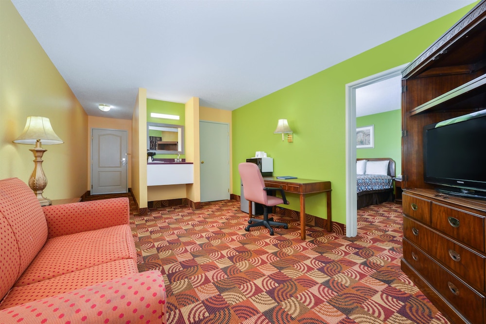 SUPER 8 BY WYNDHAM LAKE OF THE OZARKS 25/30