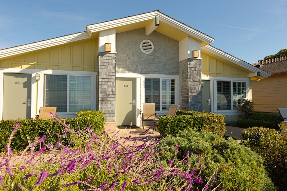 FIRESIDE INN ON MOONSTONE BEACH in CAMBRIA - CA