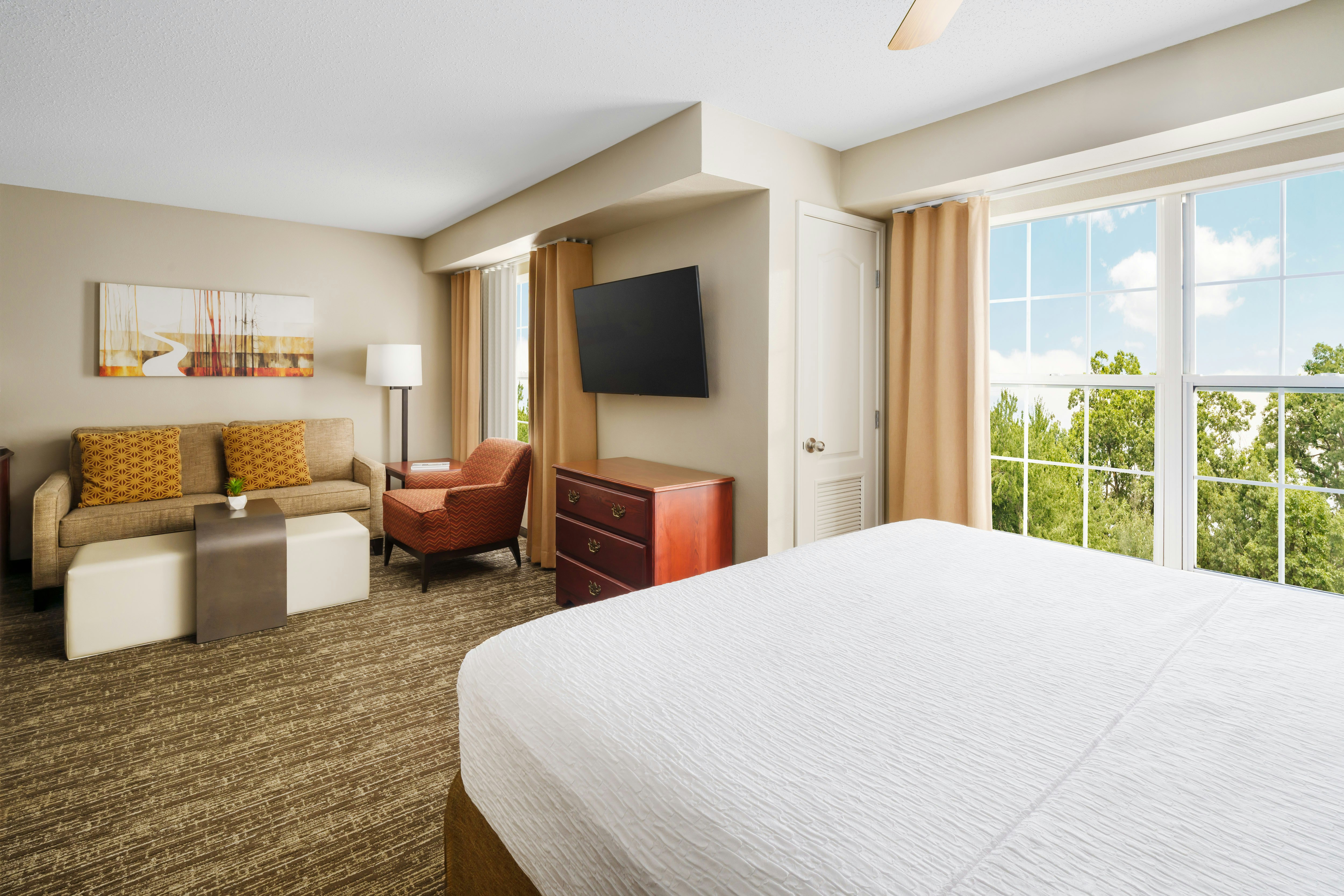 Suite, King Bed, Accessible