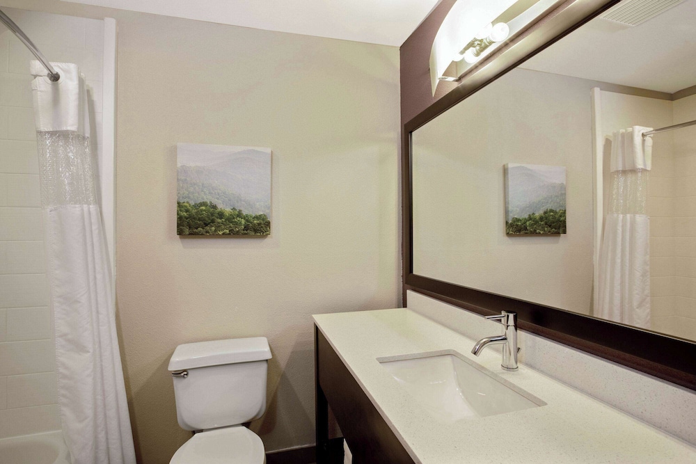 La Quinta Inn & Suites by Wyndham Fayetteville 59/59