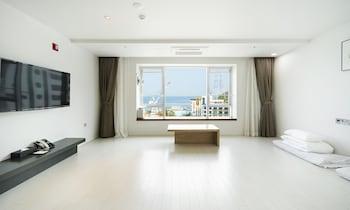 Ondol, Cruise, Art, Premium, 4 Futon Beds, Partial Ocean View, Pool Access