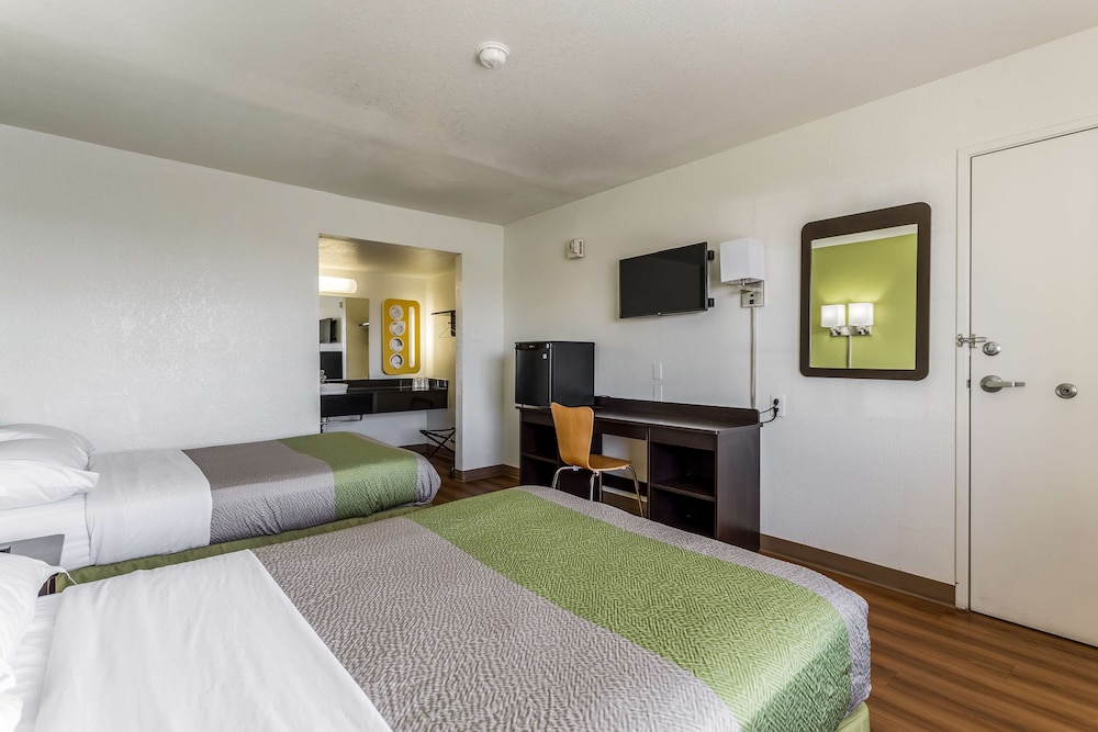 Motel6 El Paso, TX - East 8/32