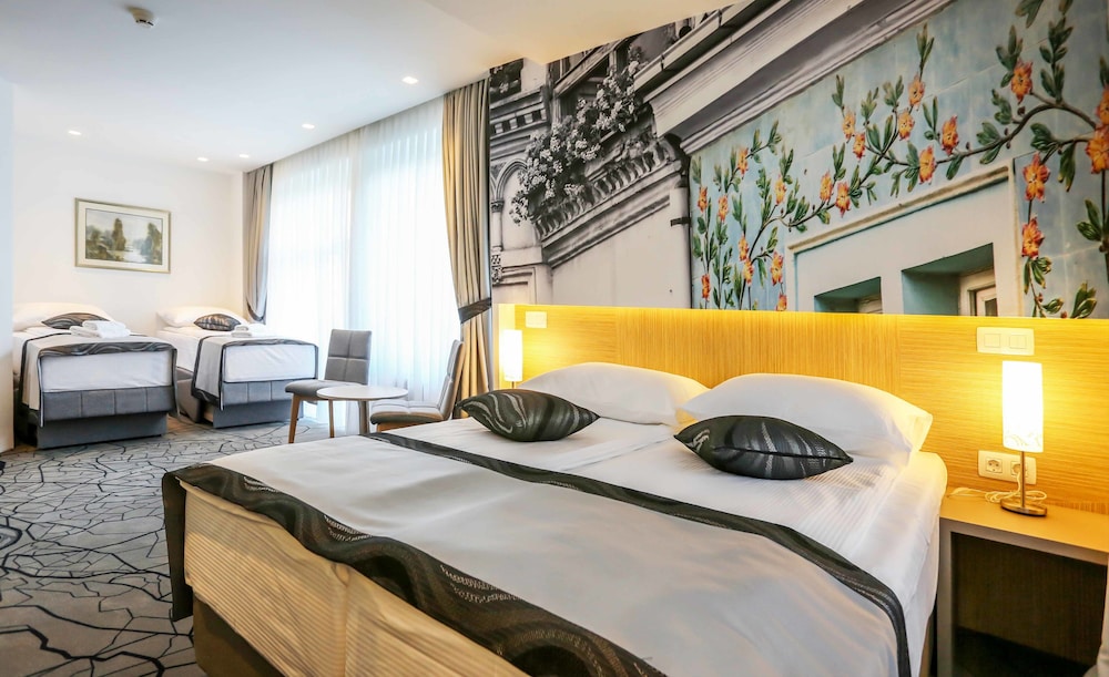 DELUXE, DOUBLE OR TWIN BED, CITY VIEW