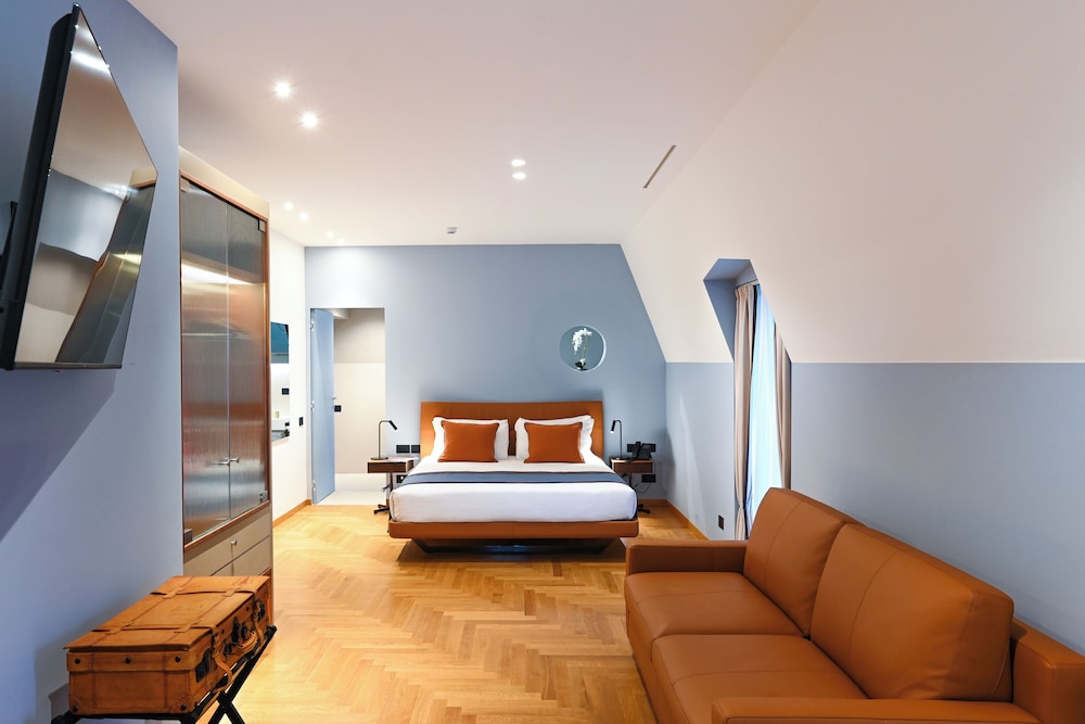 SUITE, QUEEN BED, SOFA