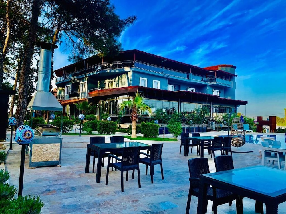 White Heaven Hotel 25/40