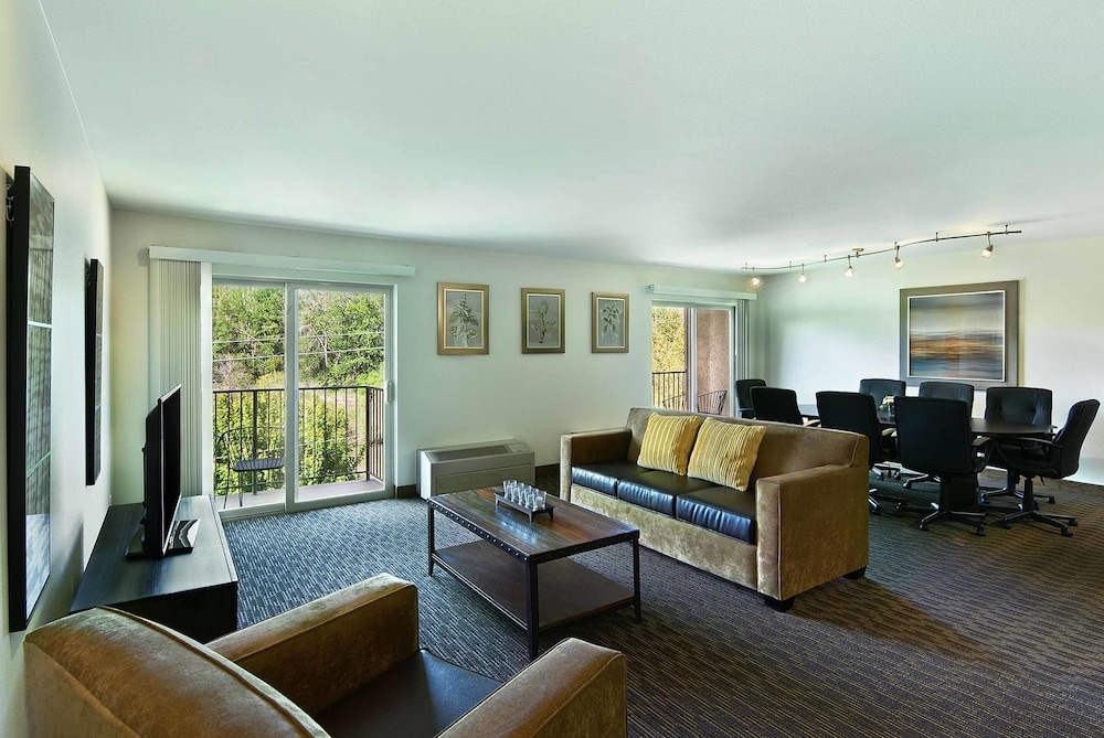 Oxford Suites Yakima 25/45