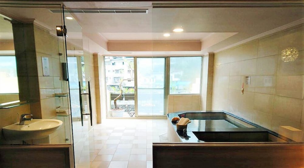 Wulai shuan Hot Spring House 20/20