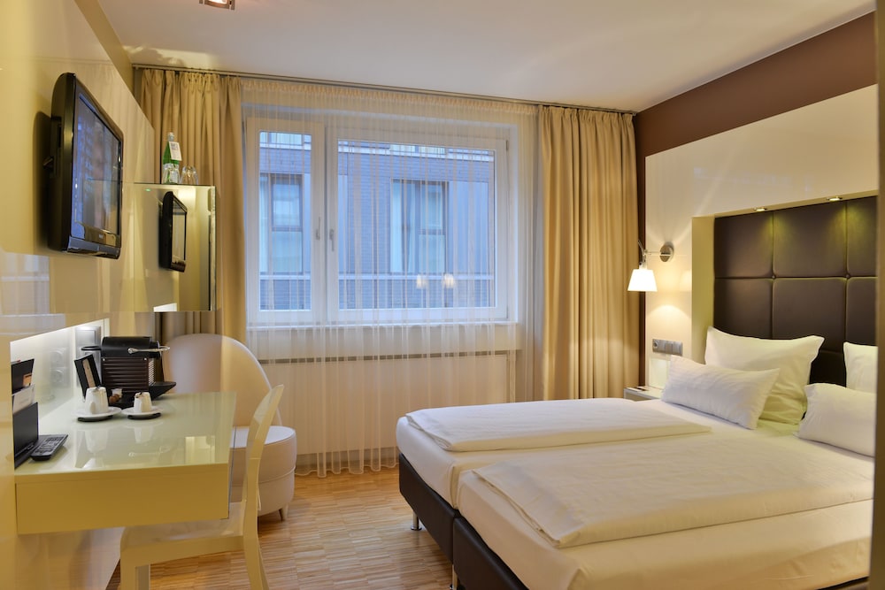 ROOM, DOUBLE BED