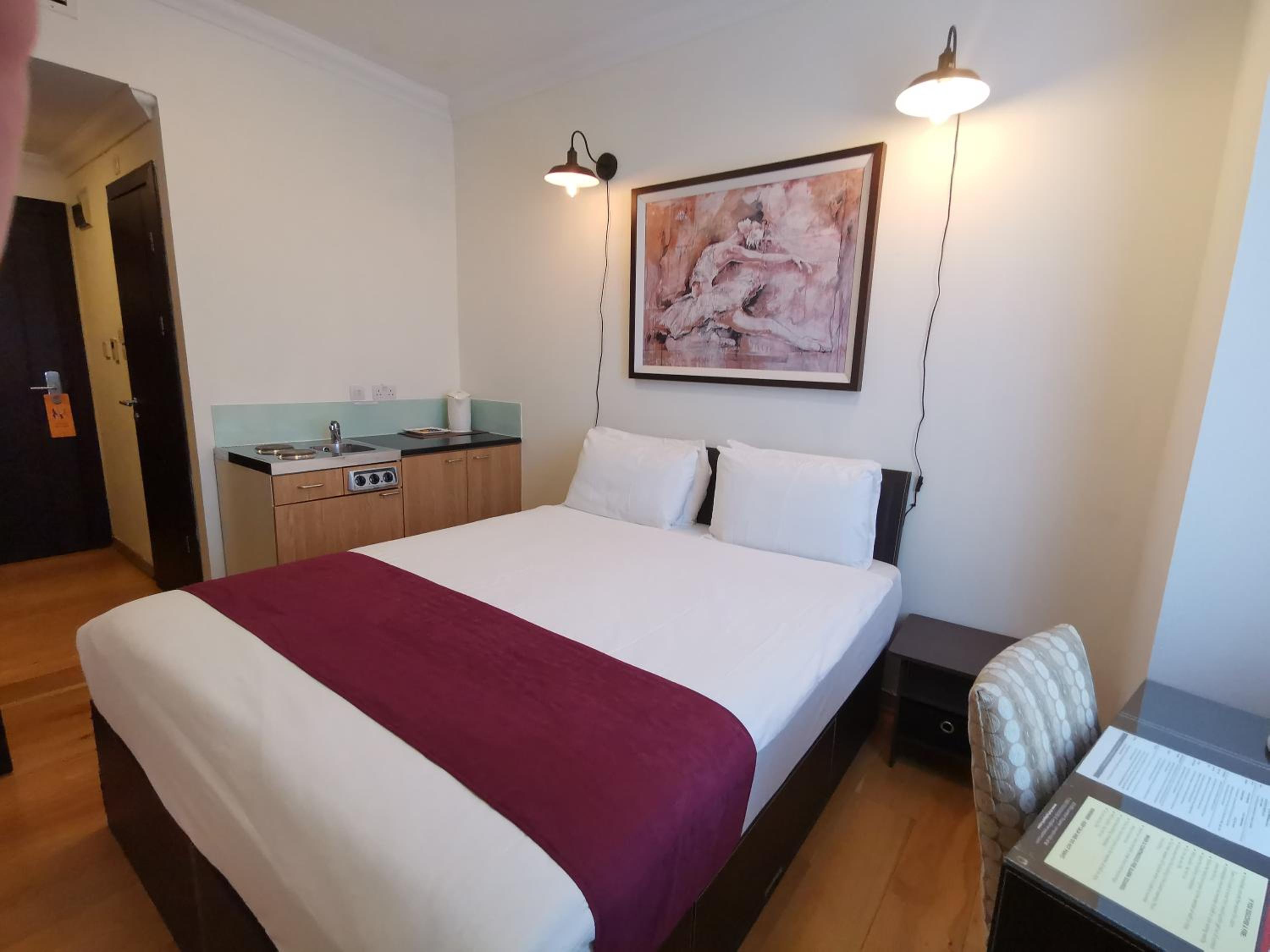 Room, Queen Bed, The Royale Chulan Hyde Park 6/10