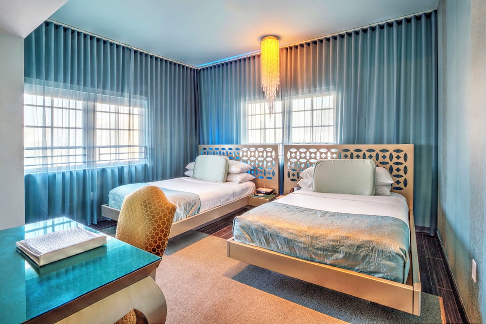 GOLD, 2 DOUBLE BEDS