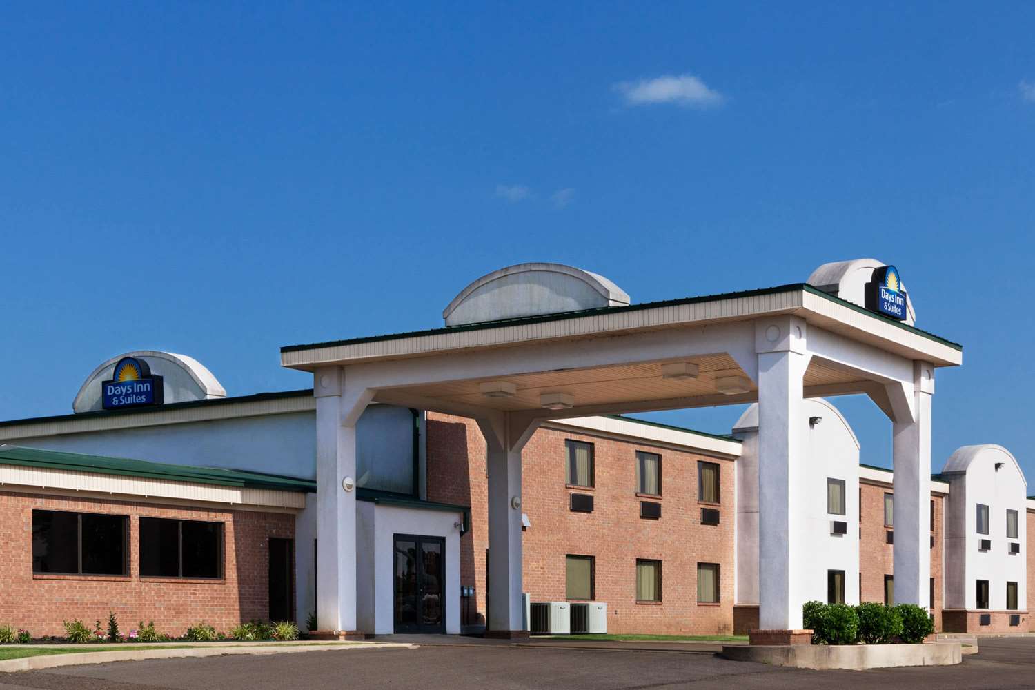 Days Inn & Suites by Wyndham Wynne 3/10
