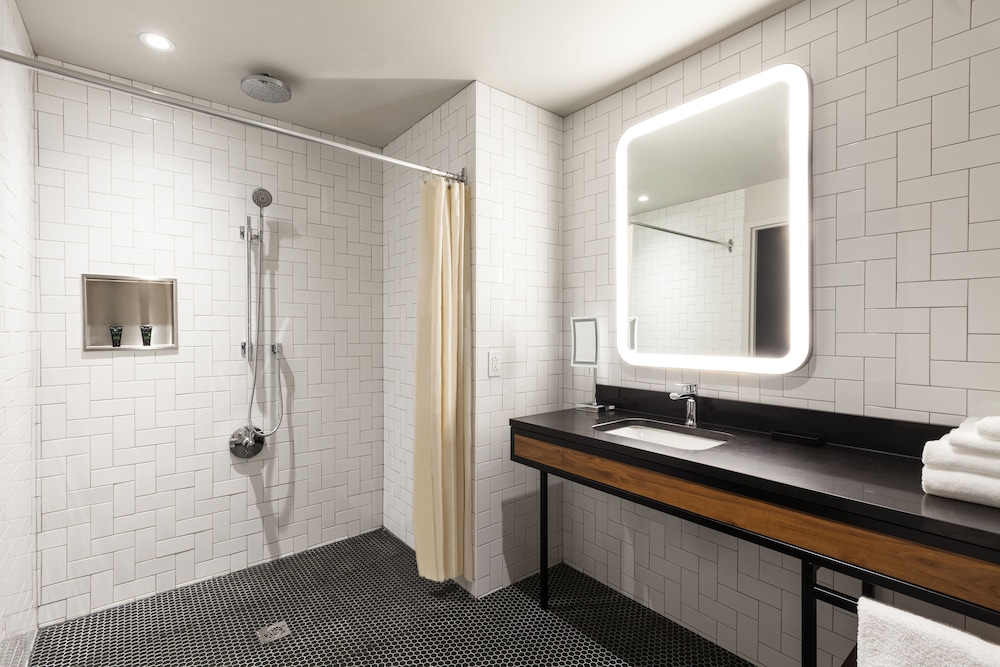Hyatt Centric Montreal 37/39