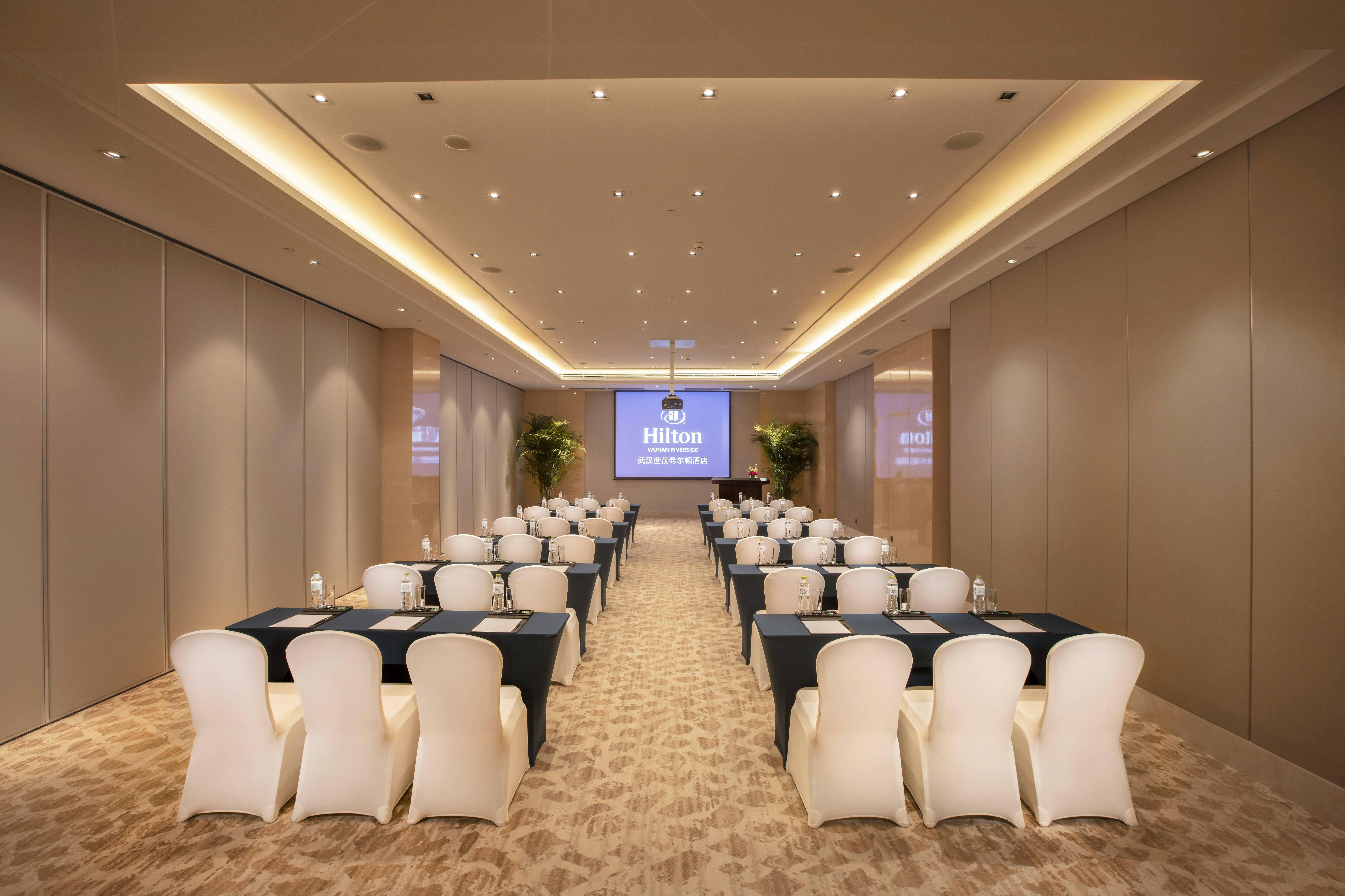 HILTON WUHAN RIVERSIDE 66/79