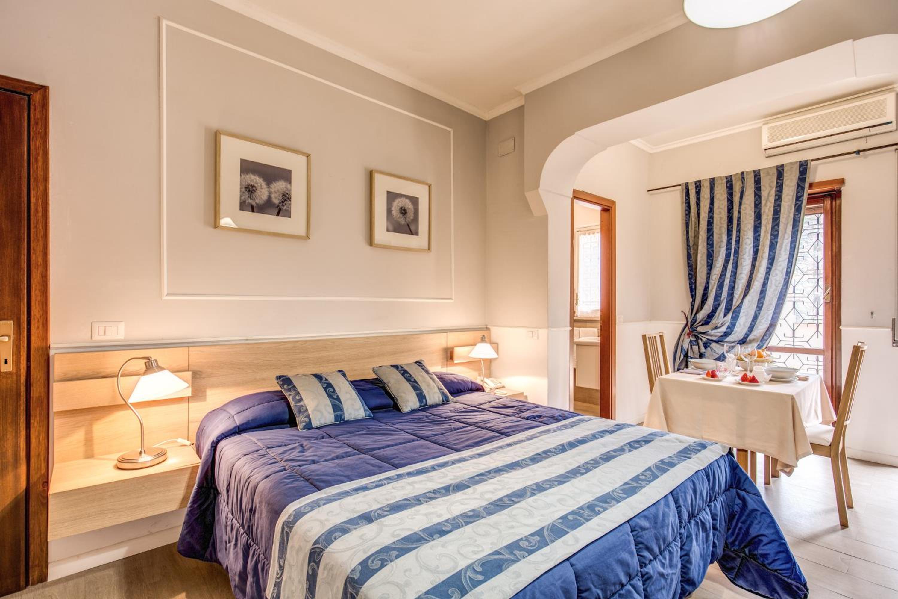 ROOM, DOUBLE BED