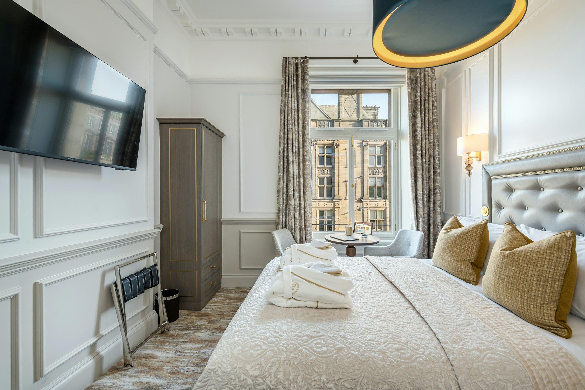 City, Apartment, King Bed