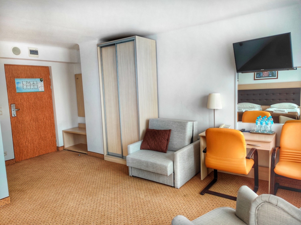 Logos Hotel Warsaw 40/75