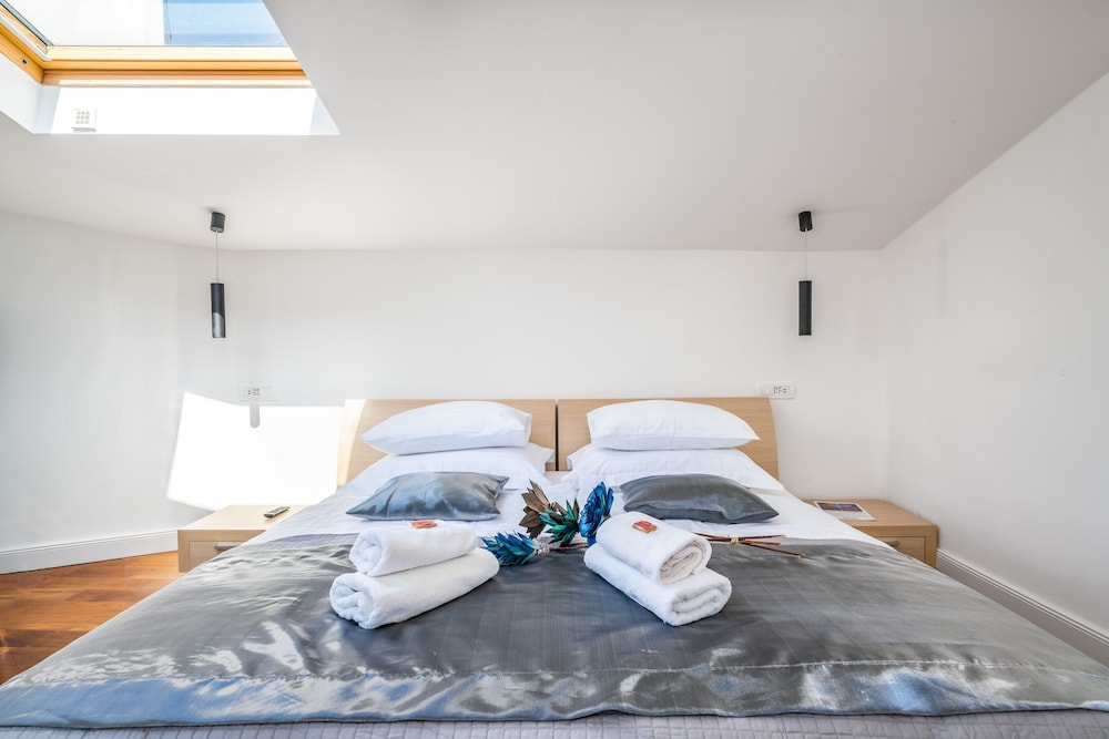 Lifestyle, Relaxation, King Bed, Galeria Valeria Seaside Downtown - MAG Quaint & Elegant Boutique Hotels 2/10