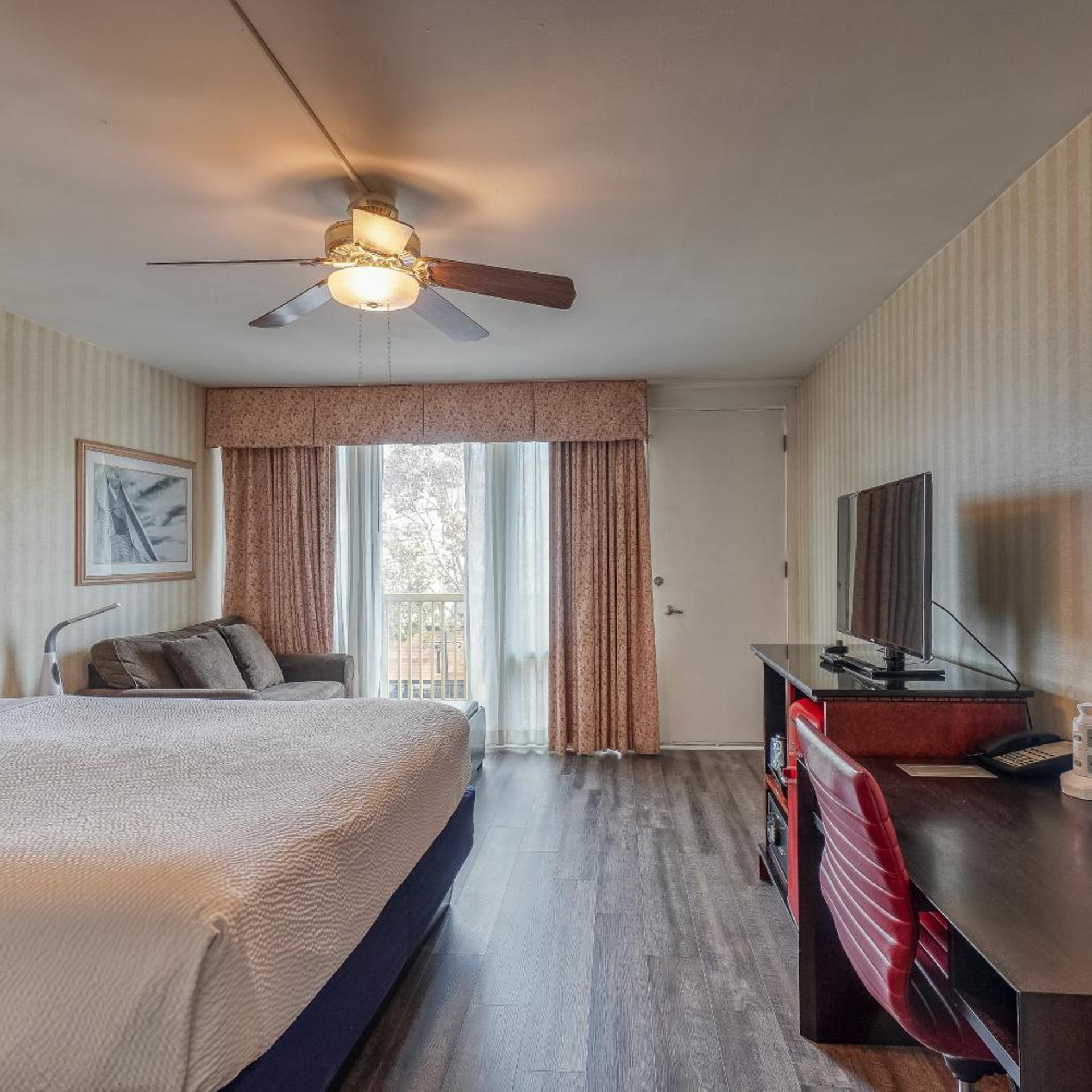 Room, King Bed, Partial Bay View, Balcony