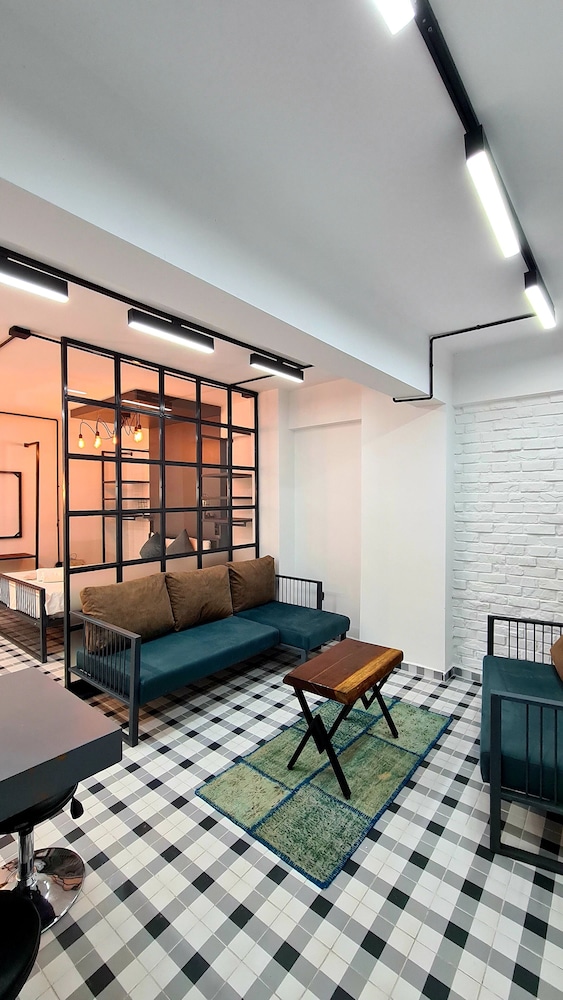 Cube Suites 73/100