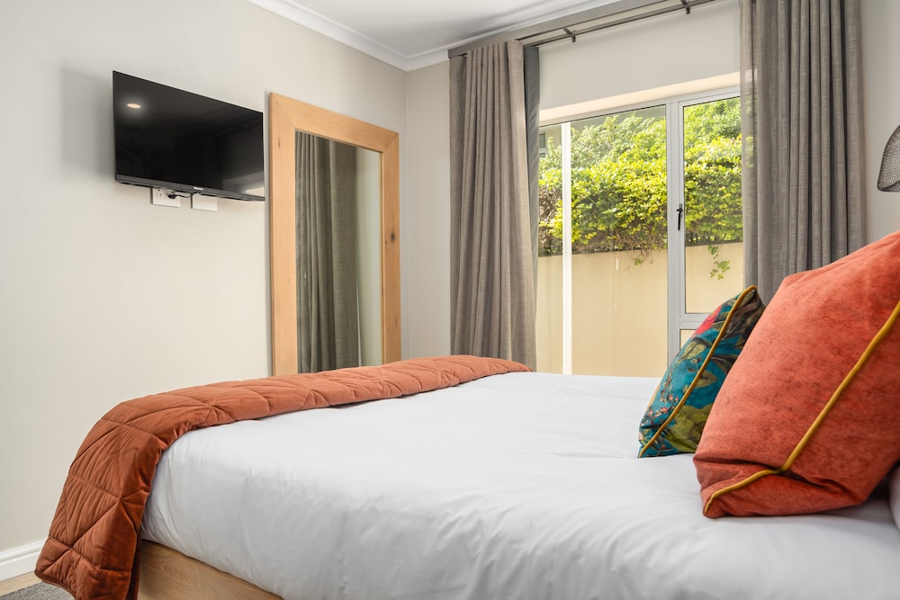 Dolphin Beach Hotel 37/76