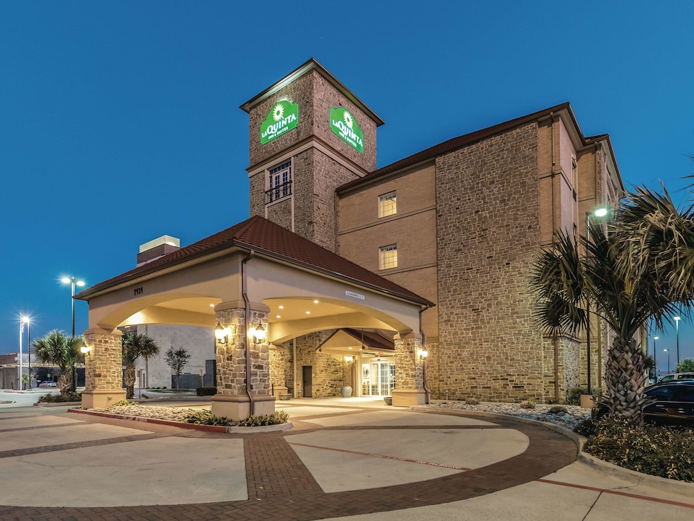 La Quinta Inn & Suites by Wyndham Dallas Grand Prairie South 3/44