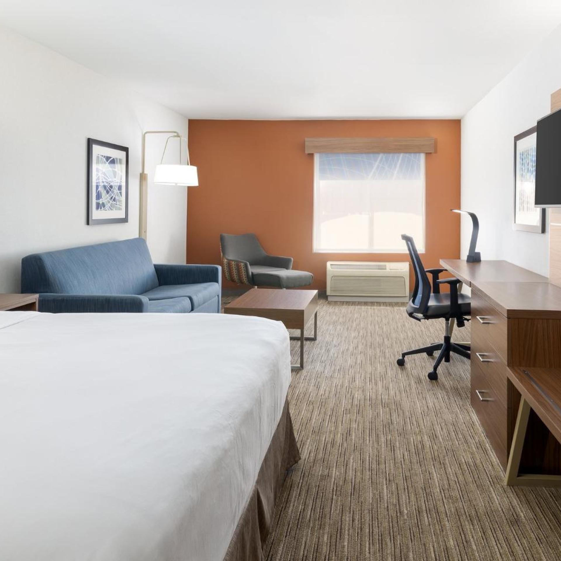 جناح بسرير كينج مع أريكة لذوي الإعاقة، Holiday Inn Express & Suites Las Vegas SW Spring Valley, an IHG Hotel 3/7