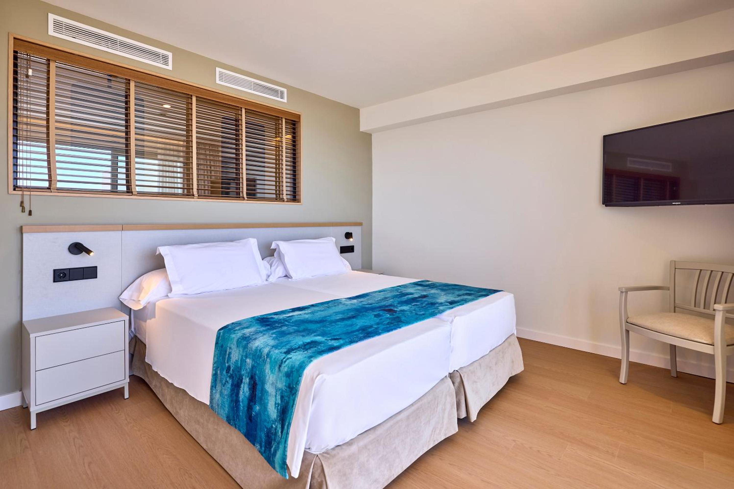 Suite, Sea Front