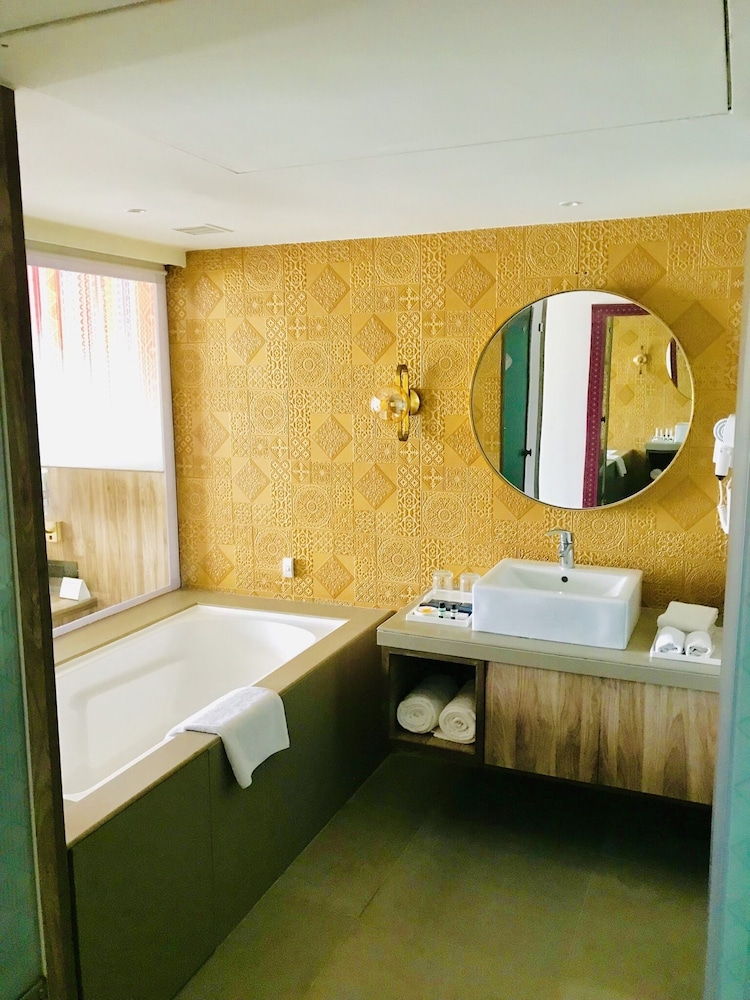 Welcomhotel by ITC Hotels, Ashram Road, Ahmedabad 58/71