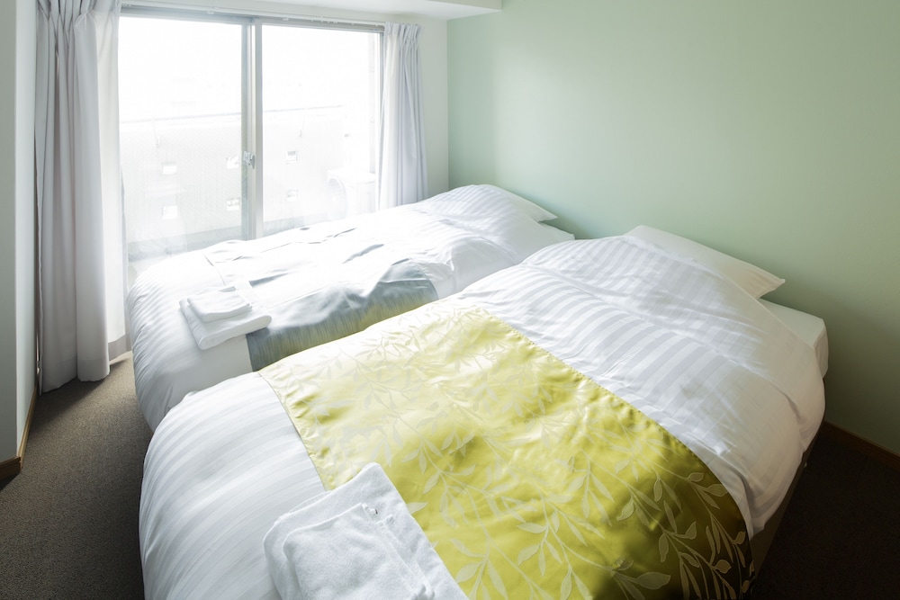 غرفة بفراش فوتون وسريرين منفصلين