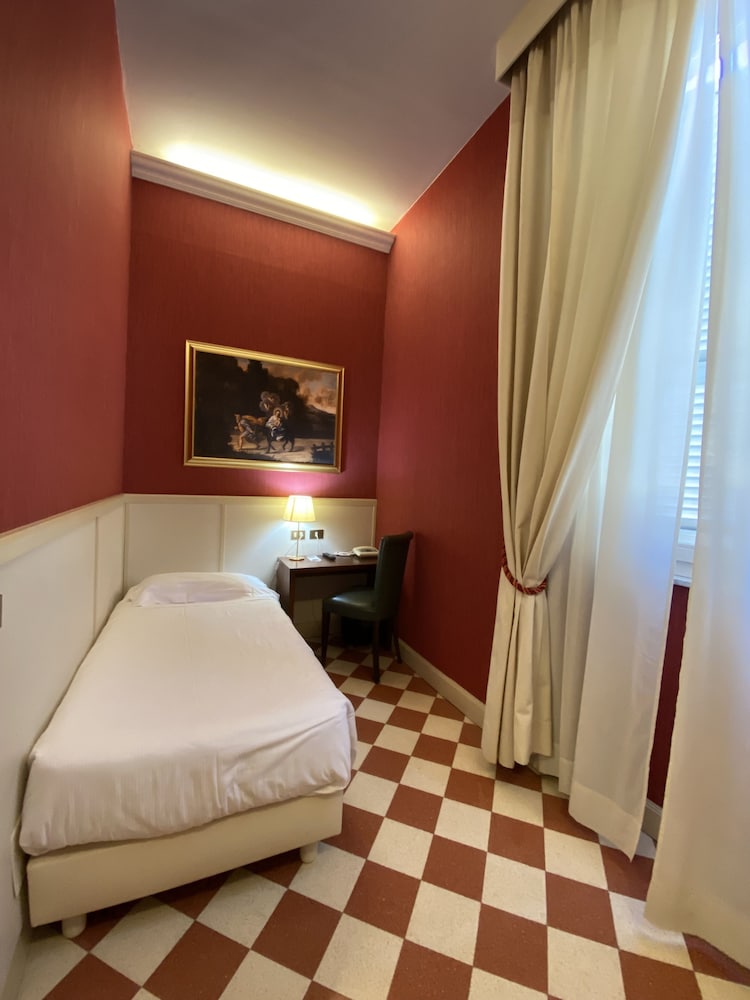 ROOM, SINGLE