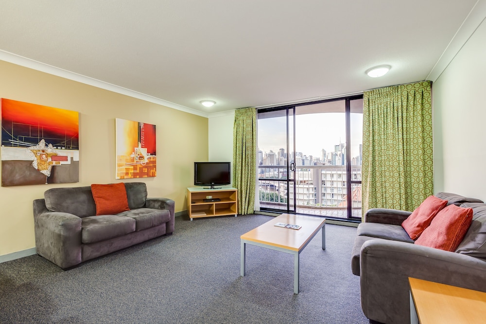 Hillcrest Apartment Hotel 33/49